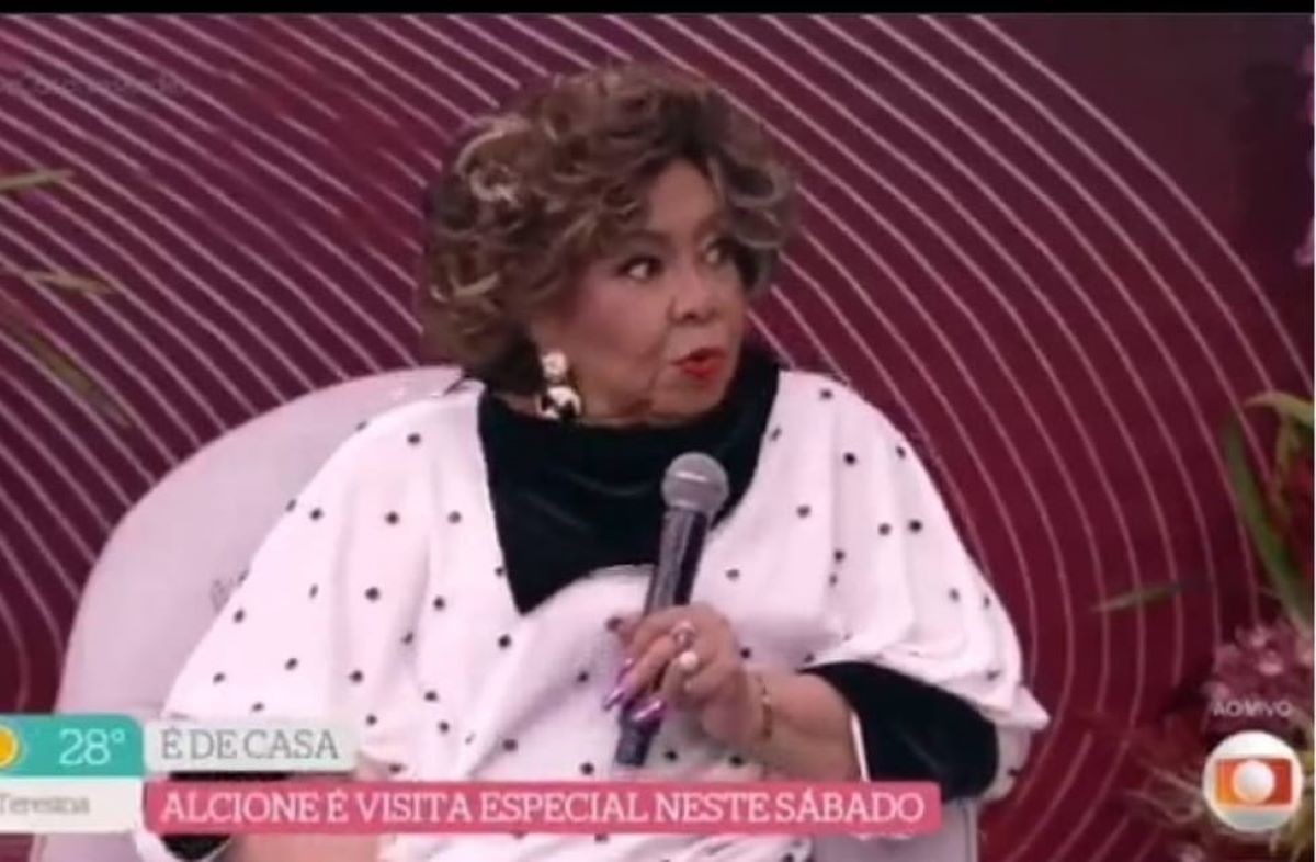 Alcione usa microfone do programa É de Casa, da Globo, para mandar recado para Trump deixar o Brasil em paz