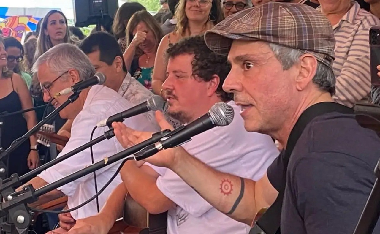 Alexandre Nero passou a tarde do último domingo (7/9) em uma roda de samba em homenagem ao aniversário de 79 anos do sambista Aldir Blanc, que morreu em 2020 


