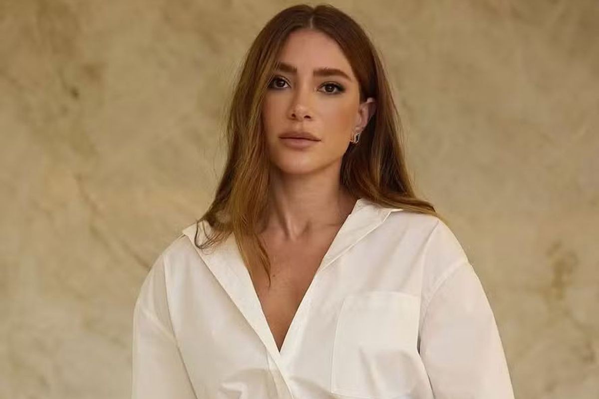 Romana Novais exibe 'ondulações' nos seios