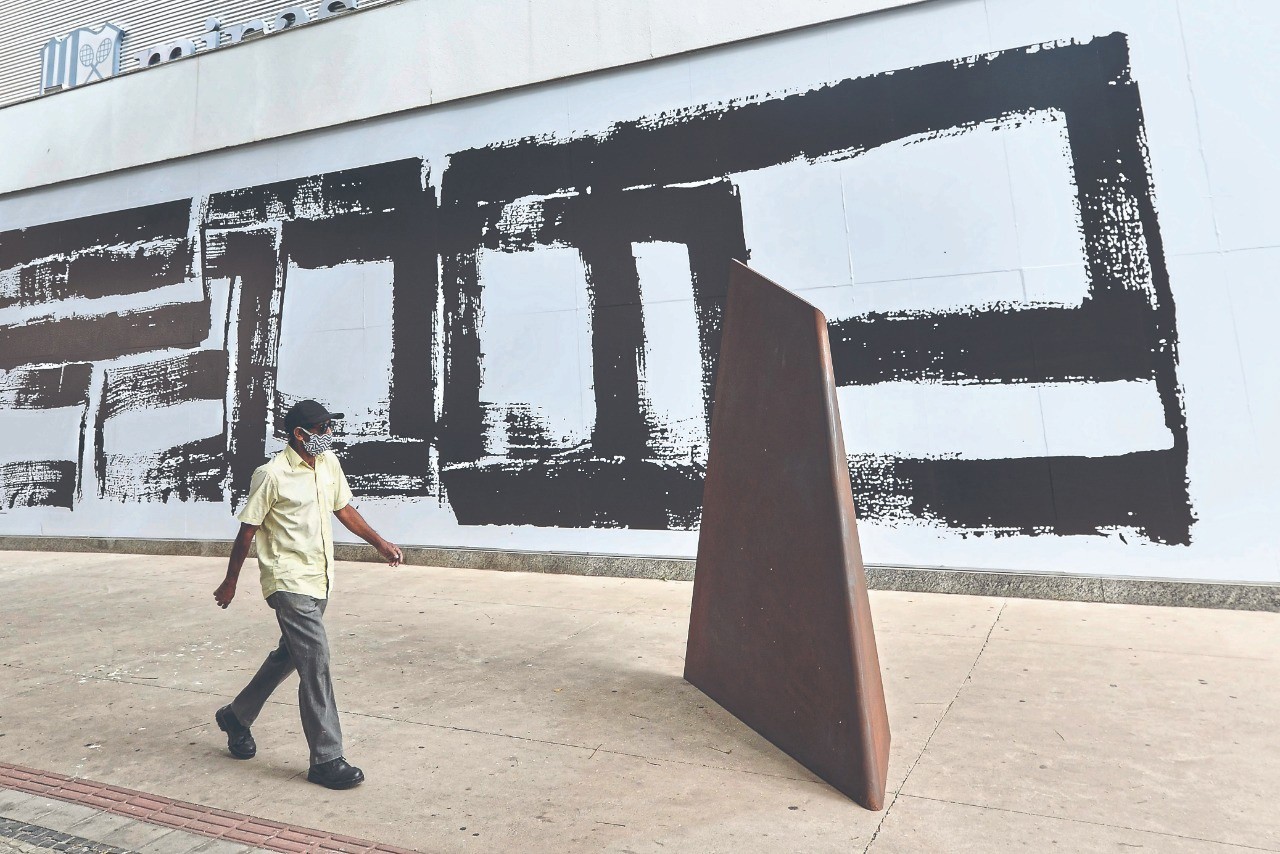 Obras de Amilcar de Castro estão na fachada do Centro Cultural do Minas Tênis Clube