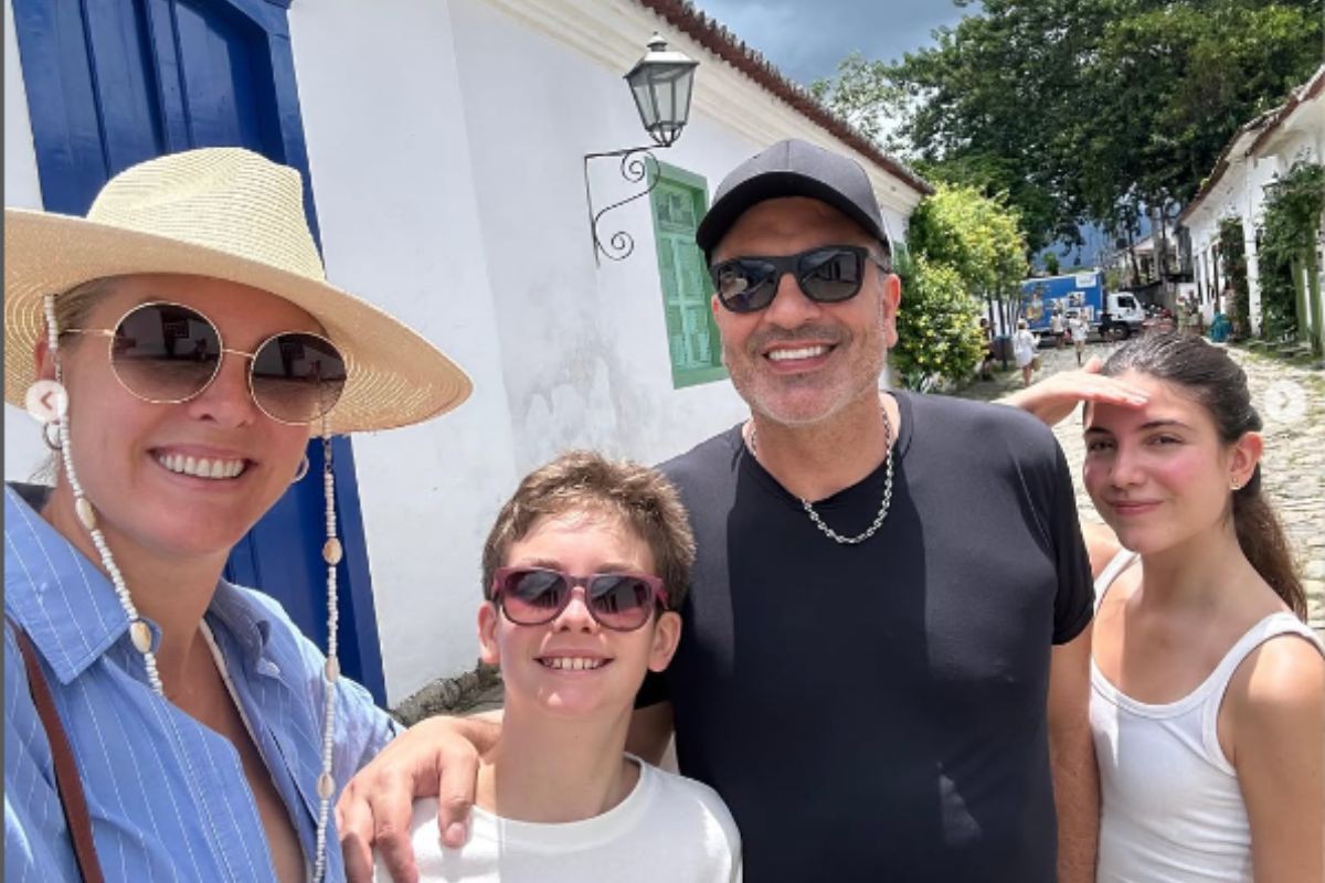 Ana Hickmann compartilha foto com Edu Guedes, o filho e a enteada