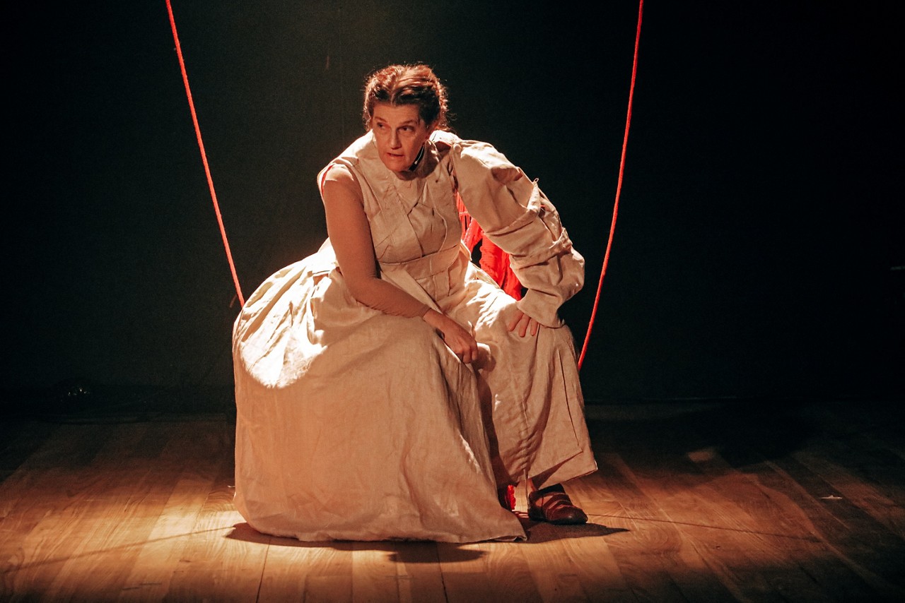 Terceiro texto para teatro de uma das filósofas mais assistidas no YouTube conta os feitos de grandes mulheres na história pelo olhar de uma tecelã (Beth Zalcman)
