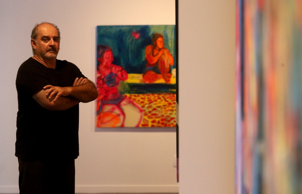 Sérgio Arruda, um dos principais montadores de exposições de arte de Belo Horizonte, na Galeria de Arte BDMG Cultural
