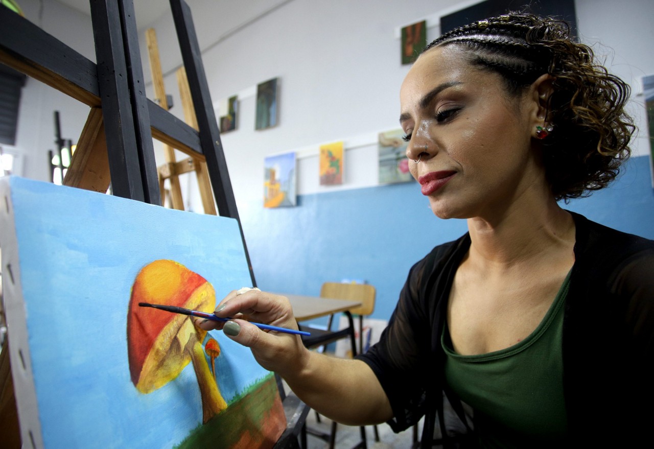 Sandra Santiago é artista plástica e arteterapeuta