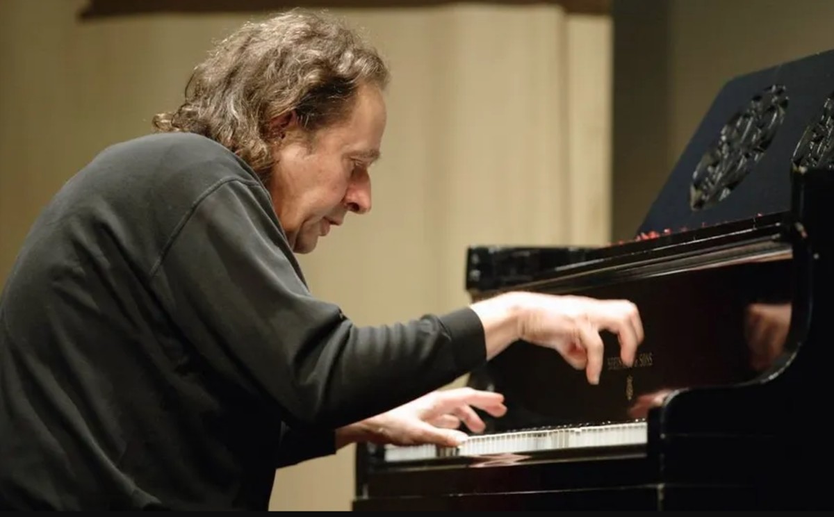 Considerado por muitos especialistas como o pianista mais laureado da história do país, Arthur Moreira Lima teve uma longa carreira internacional