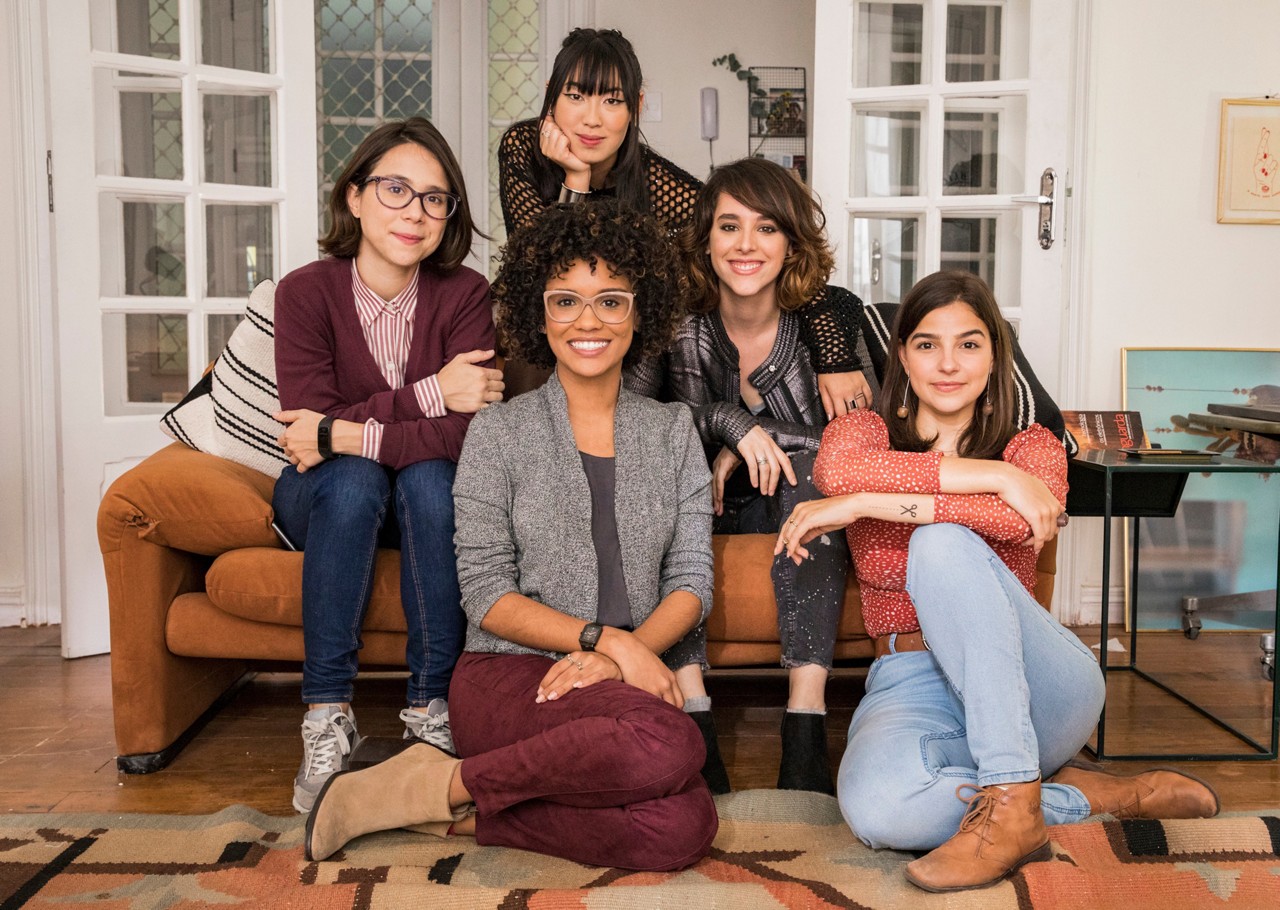 Daphne, Ana e Manoela (no sofá) e Heslaine e Gabriela: atrizes voltam a interpretar personagens que fazem sucesso em "Malhação: Viva a Diferença"