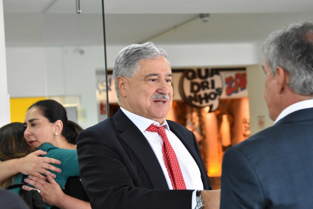 Irmãos querem que Johnny Saad deixe a presidência da empresa da família