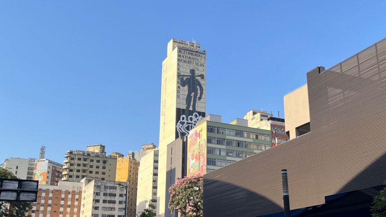 Nova empena do artista mineiro Paulo Nazareth, no hipercentro de BH