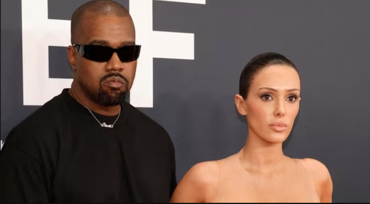 Esposa do rapper Kanye West, Bianca Censori surpreendeu a todos ao desfilar praticamente pelada pelo tapete vermelho do Grammy 2025, que acontece na noite dee domingo (02)