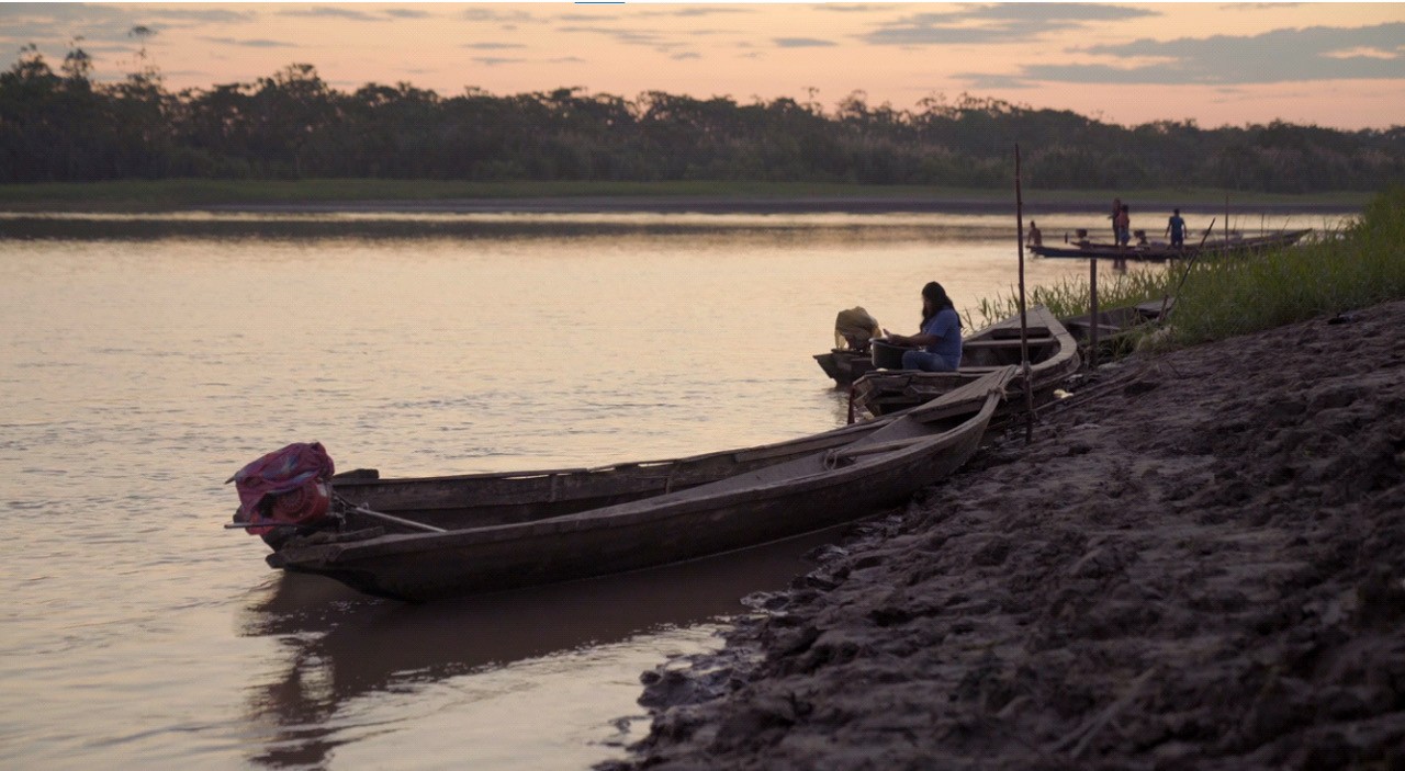 Filme "Karuara: La Gente del Rio", dirigido por Miguel Araoz Cartagena e Stehanie Boyd, aborda a situação de rio da Amazônia peruana