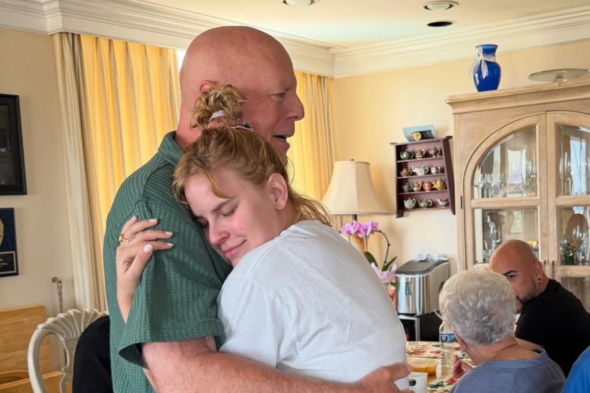 Bruce Willis abraçado com a filha Tallulah, caçula da relação com Demi Moore