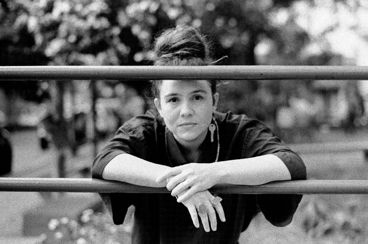 Bruna Vilela faz estreia solo com clipe e sonoridade que caminha entre o rock alternativo e o jazz 