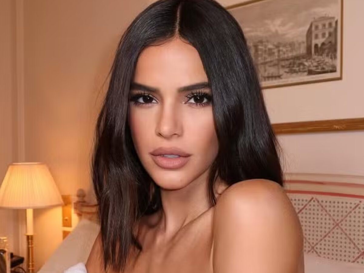 Bruna Marquezine esbanja sensualidade em foto de roupão e agita web: 'Linda demais'