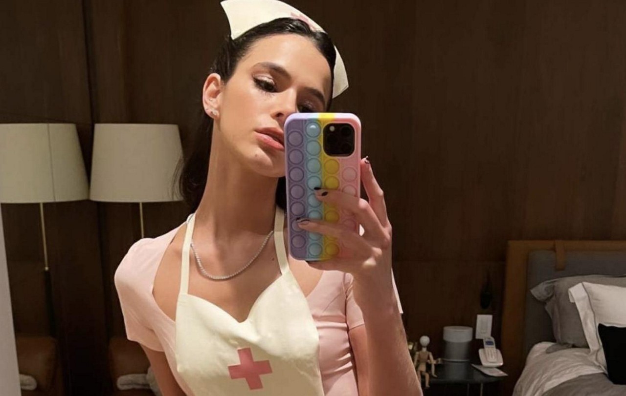 Bruna Marquezine vestida de enfermeira no Halloween