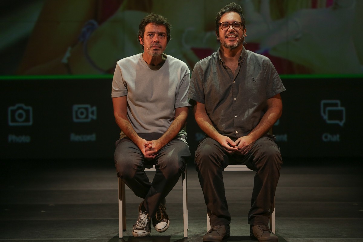 Em "Gostava Mais dos Pais", Bruno Mazzeo e Lúcio Mauro Filho interpretam cerca de dez personagens e várias versões de si mesmos numa série de esquetes que entrecruzam as suas histórias de vida com temas contemporâneos