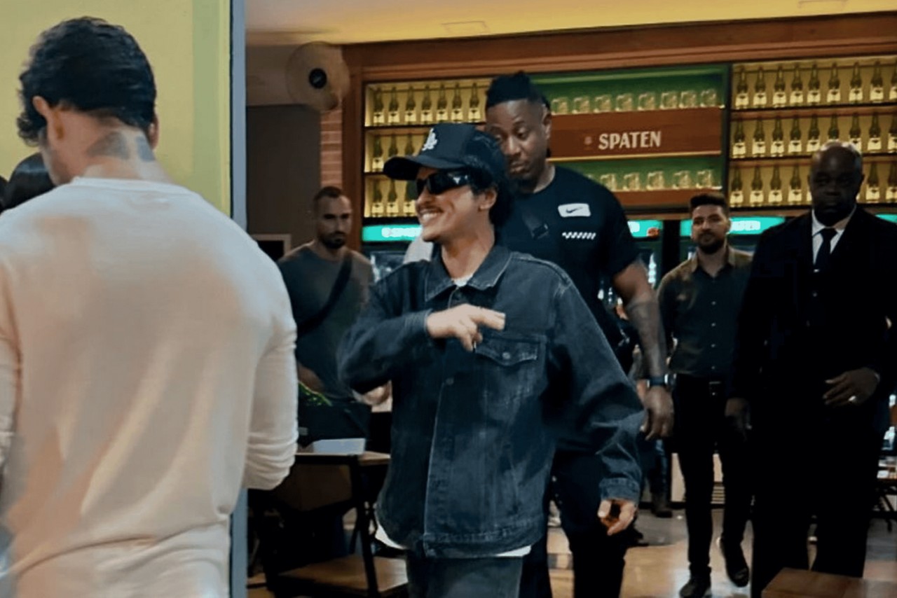 Bruno Mars é flagrado passeando em bar na região Centro-sul de BH