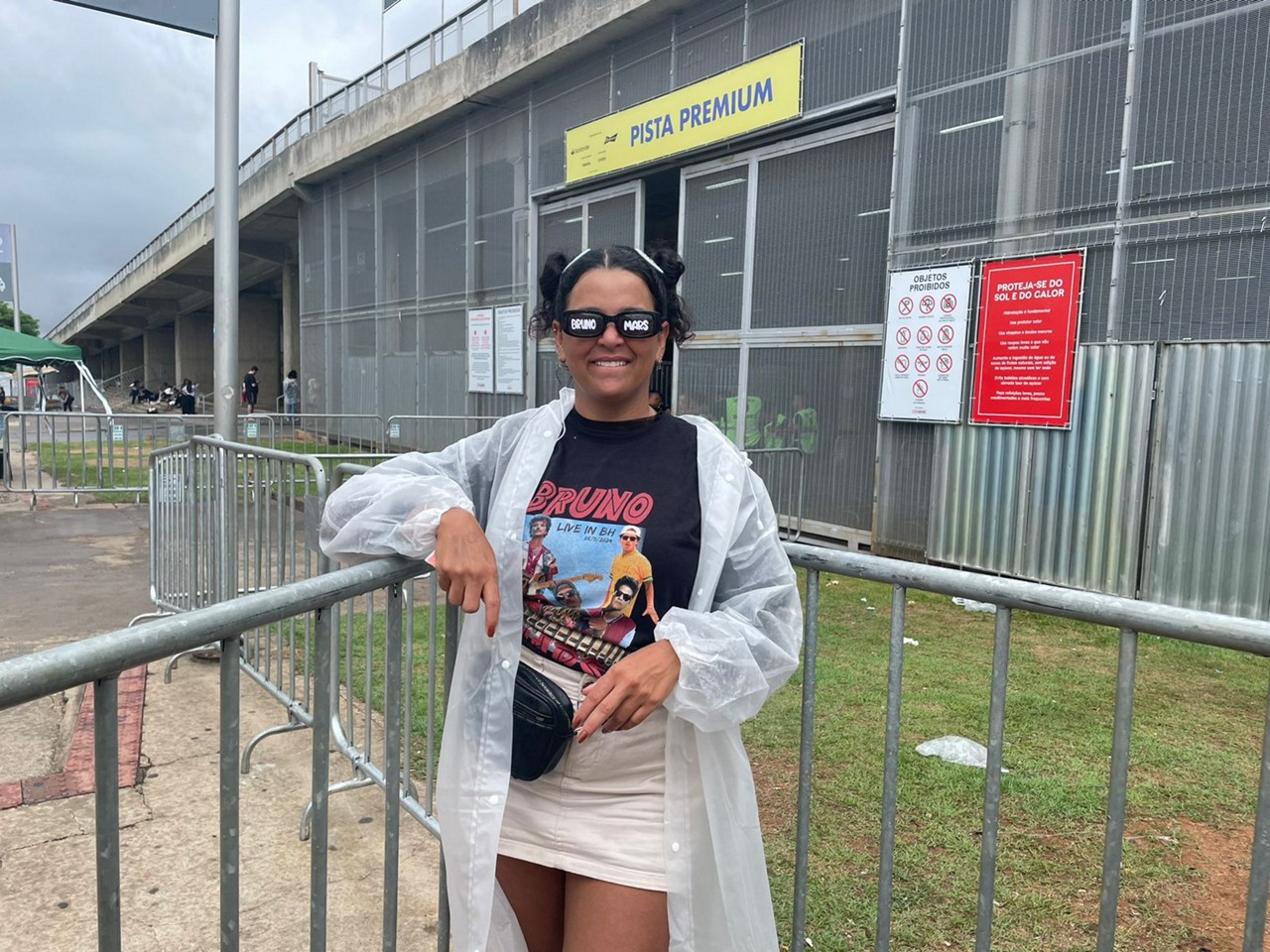 Na fila da pista premium do Mineirão desde sábado (1º), a vendedora Cris Garbazza, de 37 anos, atesta que a 'chuva é boa porque refresca' 