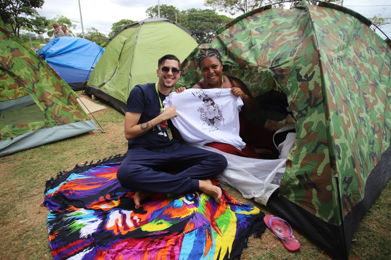 Fãs de Bruno Mars acamparam para ver cantor de perto