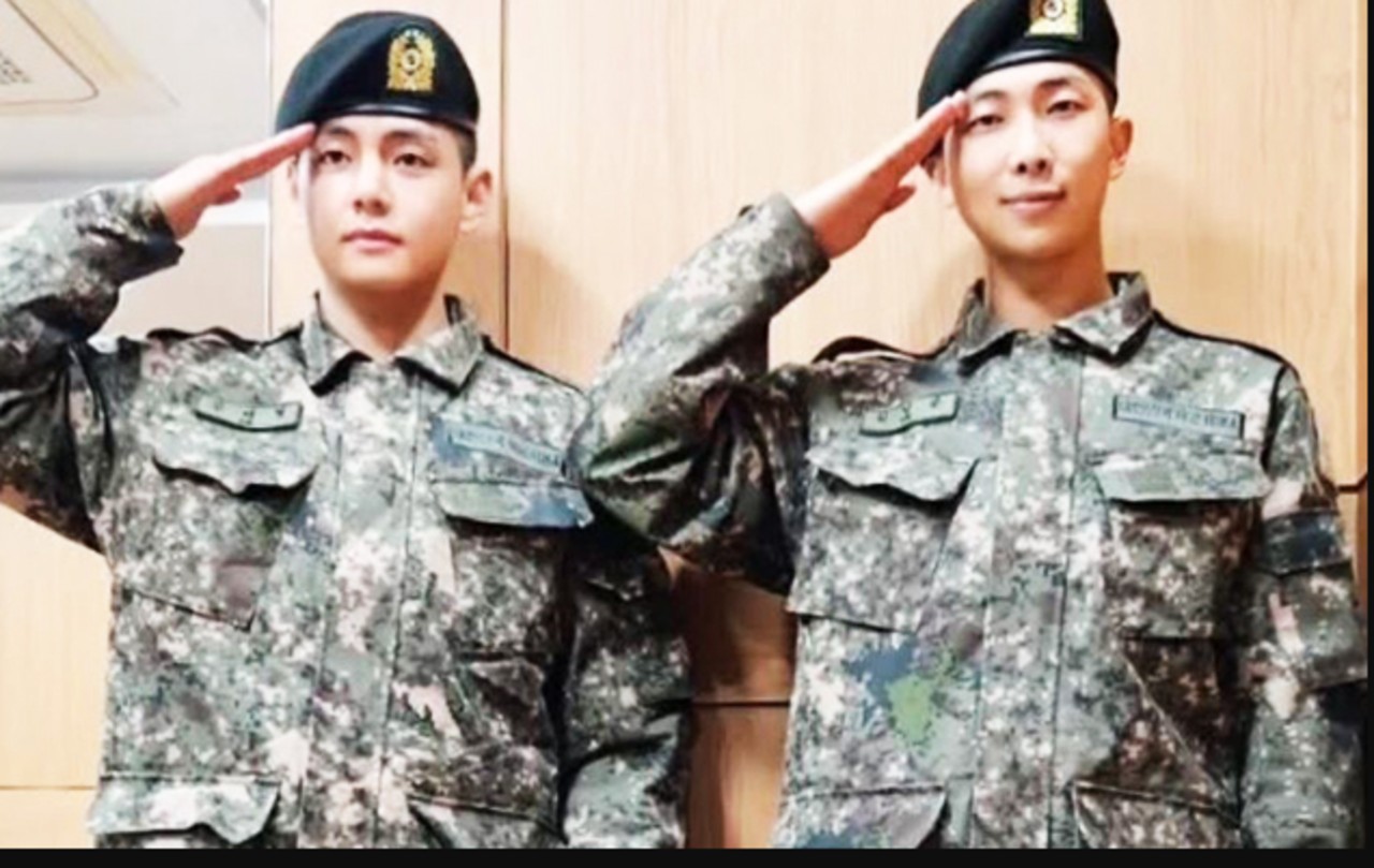 Dois dos integrantes do BTS, V (Kim Taehyung) e RM (Kim Namjoon), foram oficialmente dispensados do serviço militar obrigatório