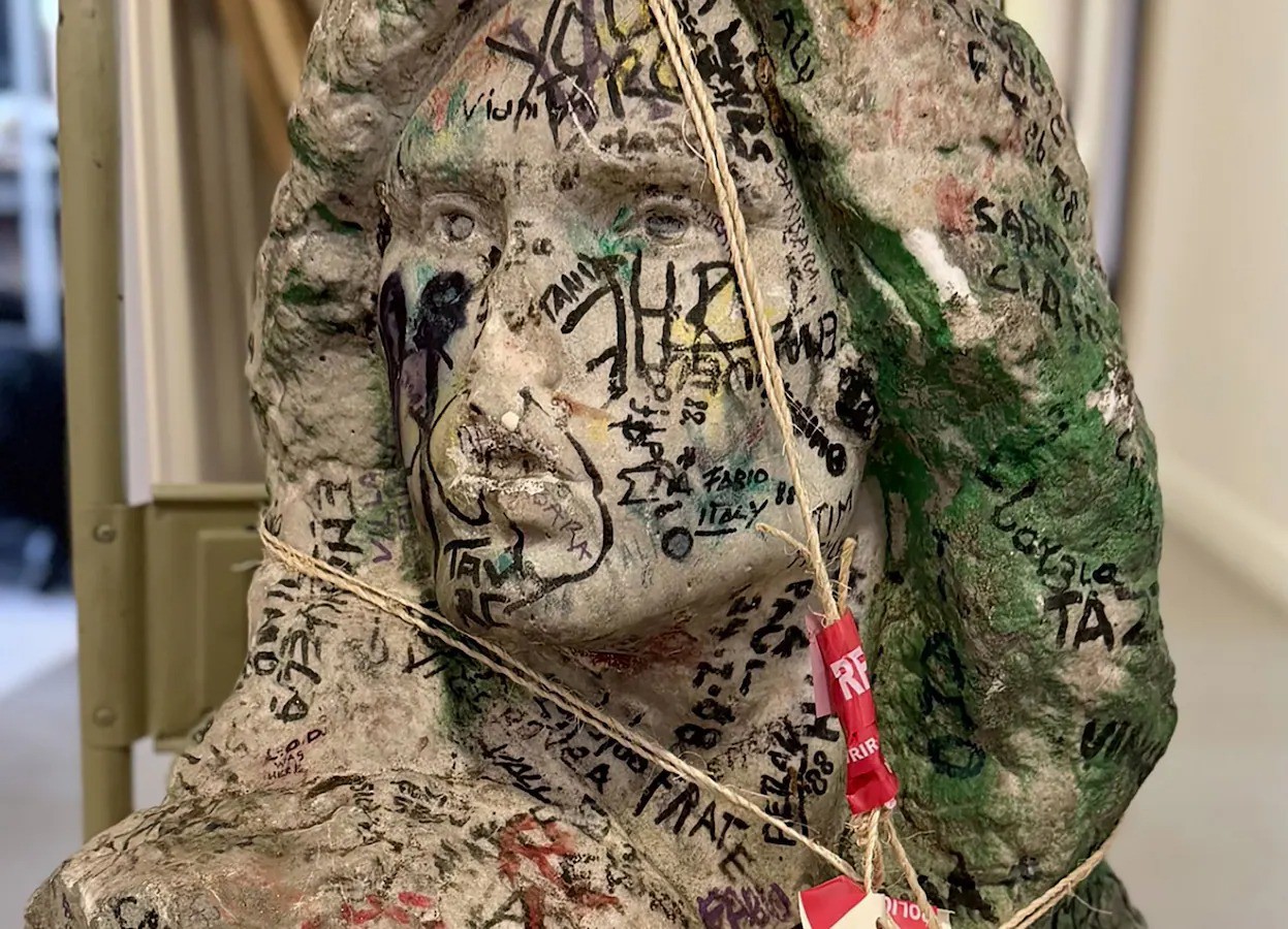 Busto de Jim Morrison que havia desaparecido de cemitério parisiense 