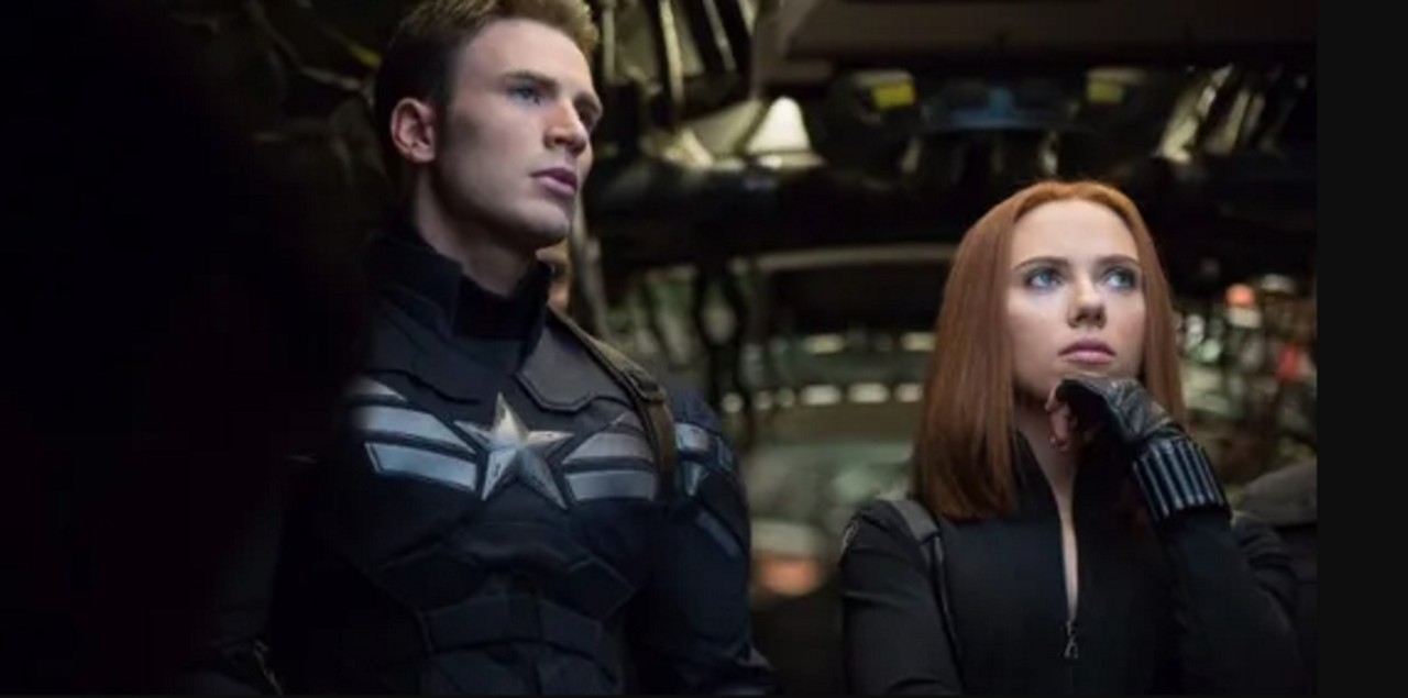 Chris Evans e Scarlett Johansson estão na aventura Capitão América 2: O Soldado Invernal