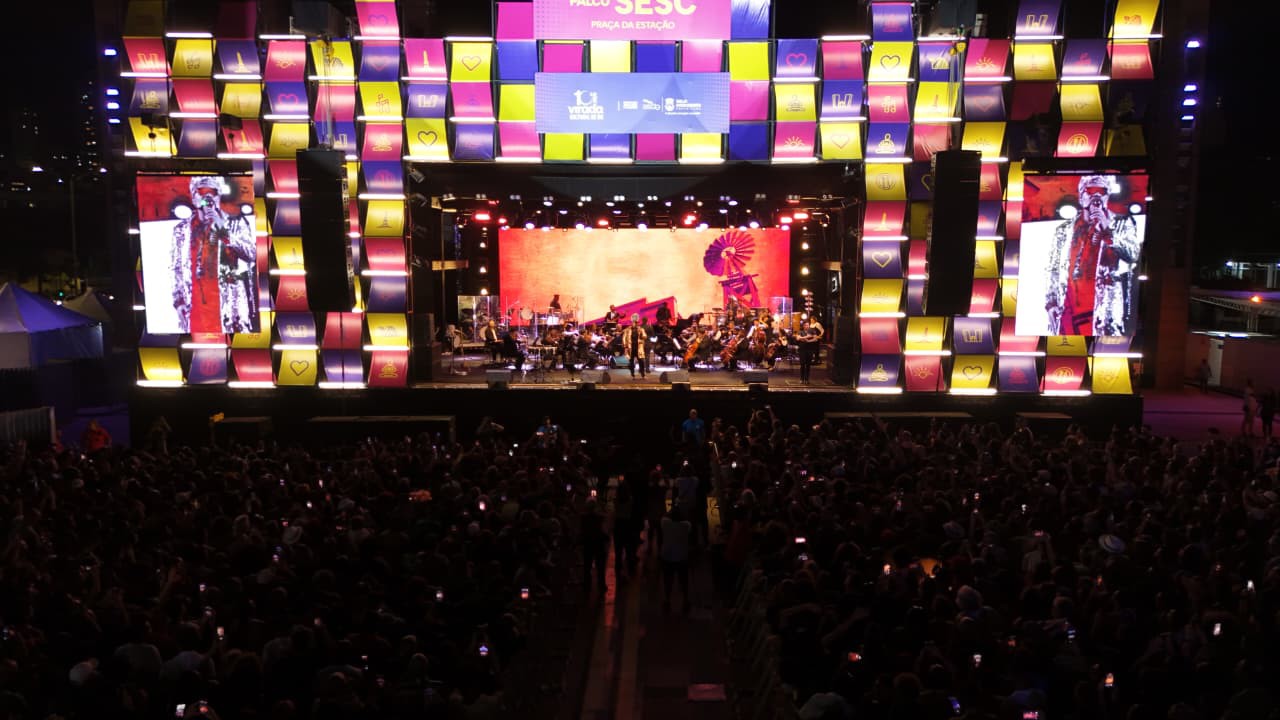 Energia contagiante de Carlinhos Brown acompanhado pela Orquestra Ouro Preto fechou com chave de ouro a Virada Cultural de BH