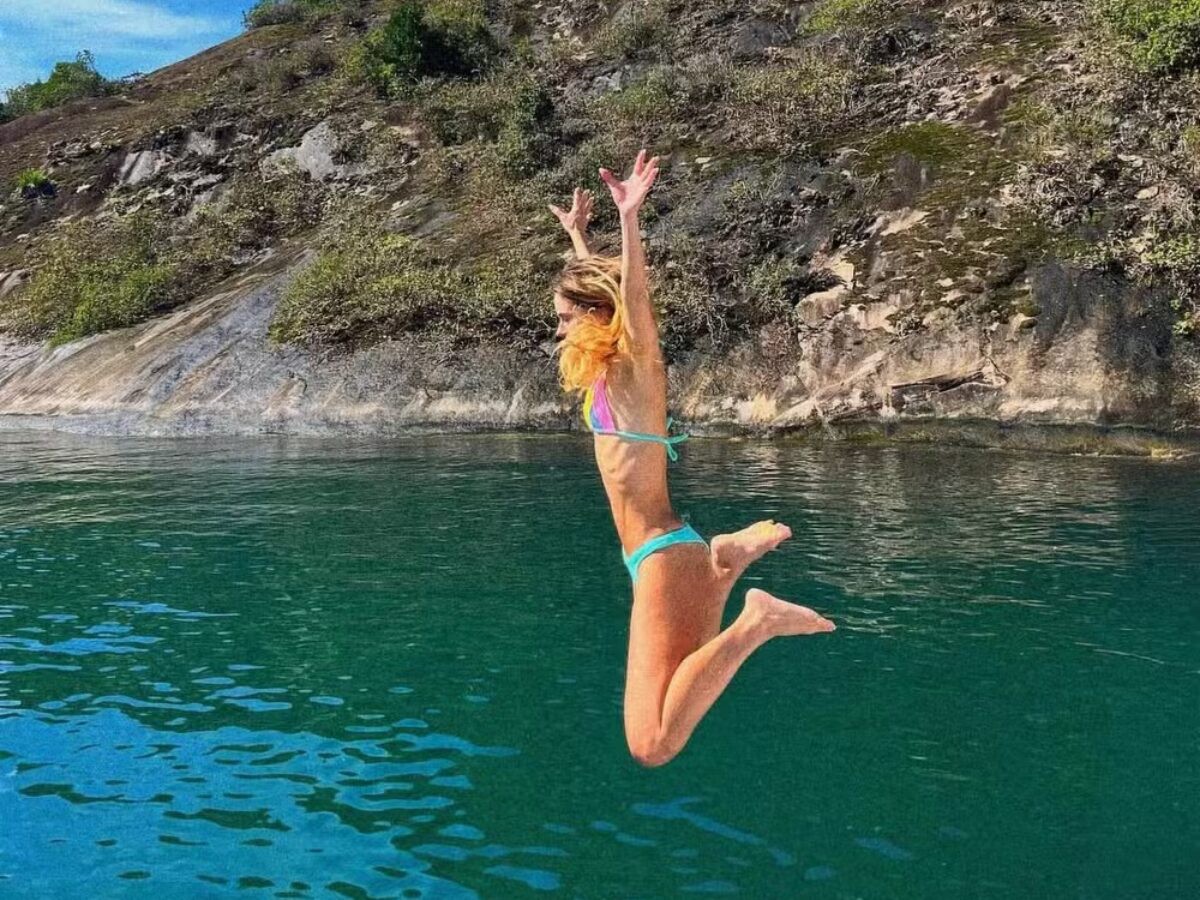 Carolina Dieckmann surge deslumbrante em novas fotos de biquíni