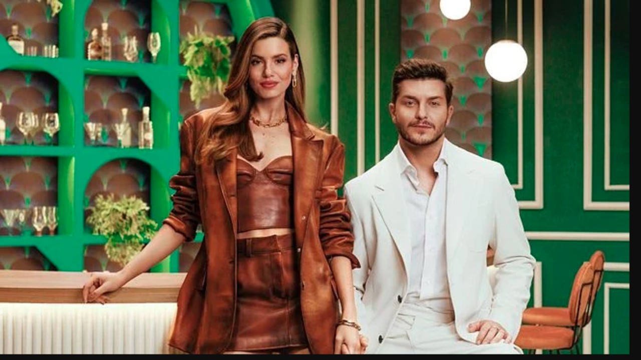 Camila Queiroz e Klebber Toledo são os apresentadores de  "Casamento às Cegas Brasil"