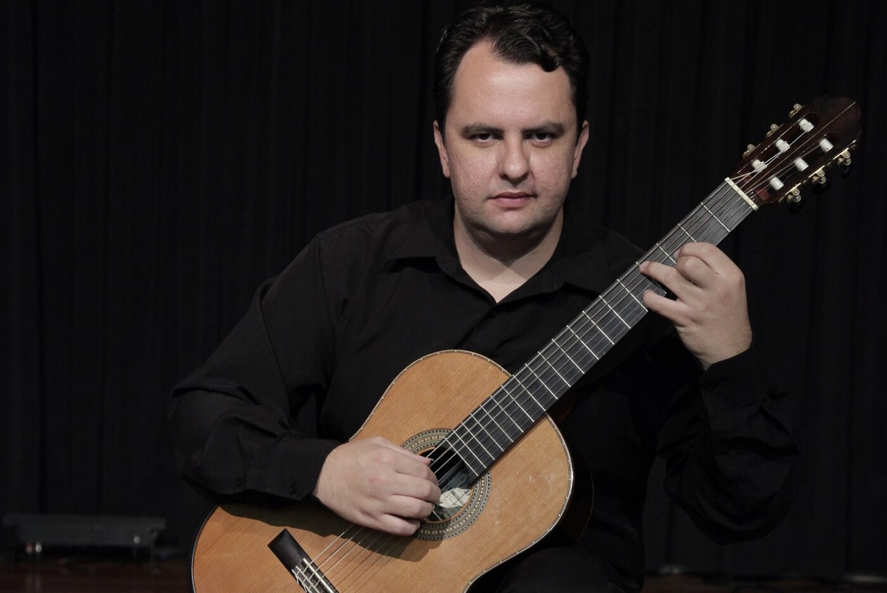 O violinista Celso Faria chegou a publicar o livro “José Augusto de Freitas - elo perdido do violão brasileiro”, em parceria com Jorge Mello
