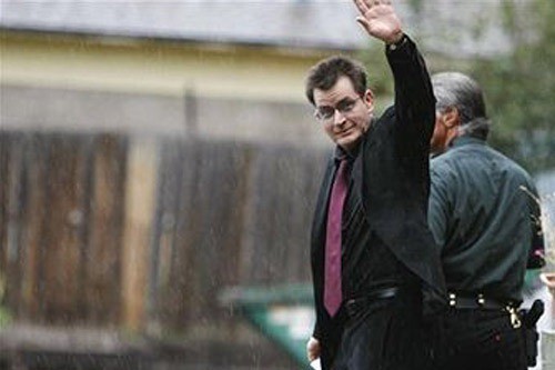 Charlie Sheen ao sair da entrevista no programa "Good Morning America"