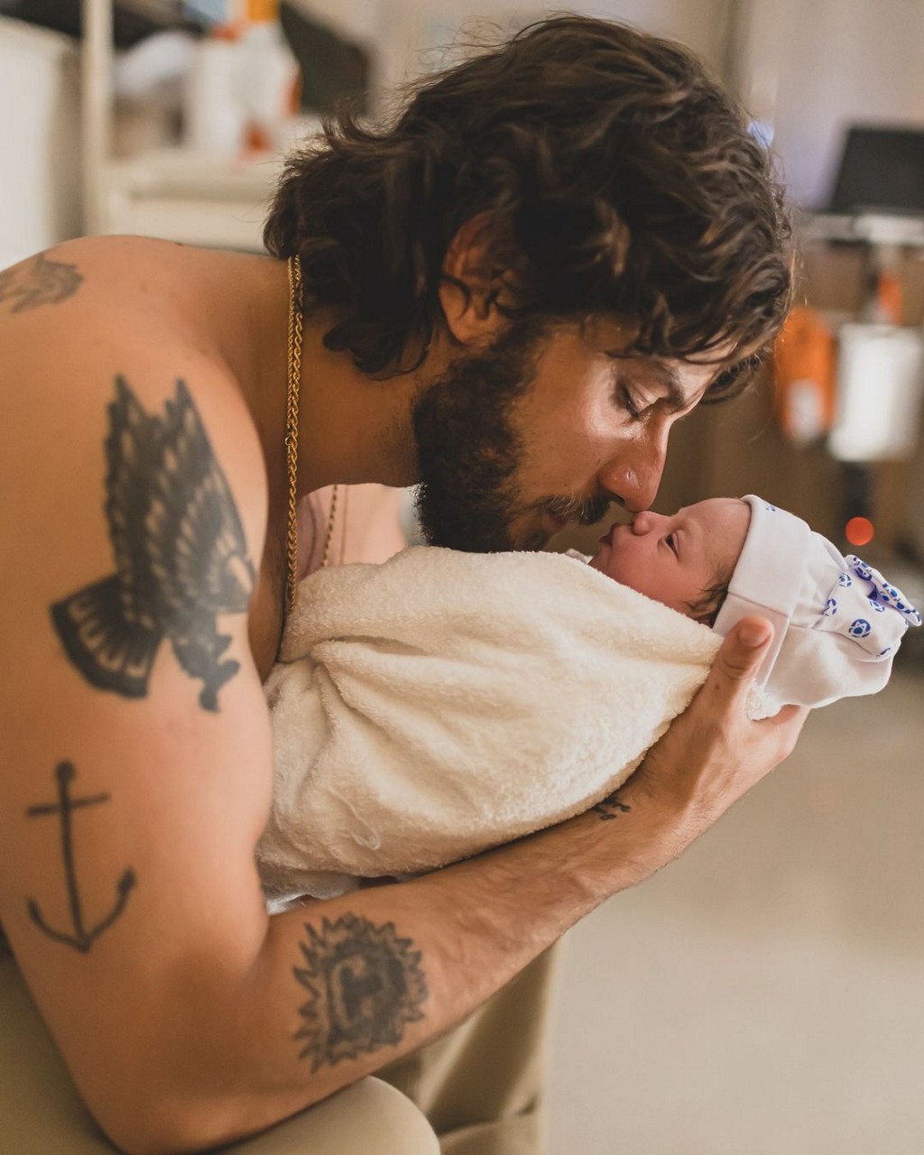 O intérprete de Mavi, da novela Mania de Você, compartilhou uma foto segurando a filha nos braços