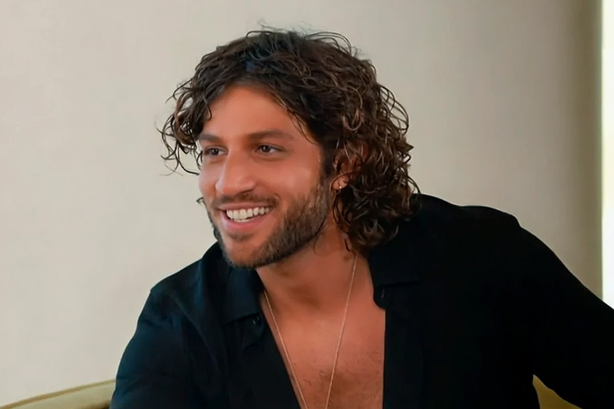 O ator Chay Suede em entrevista a Eliana durante o Fantástico deste domingo (25)