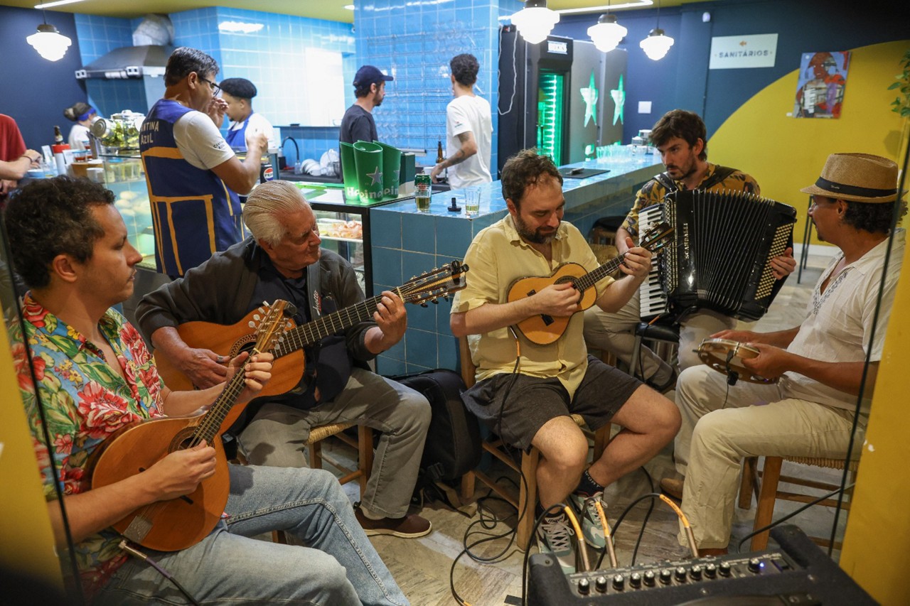 Grupo se apresenta no Choro de Segunda, no bar Cantina Azul