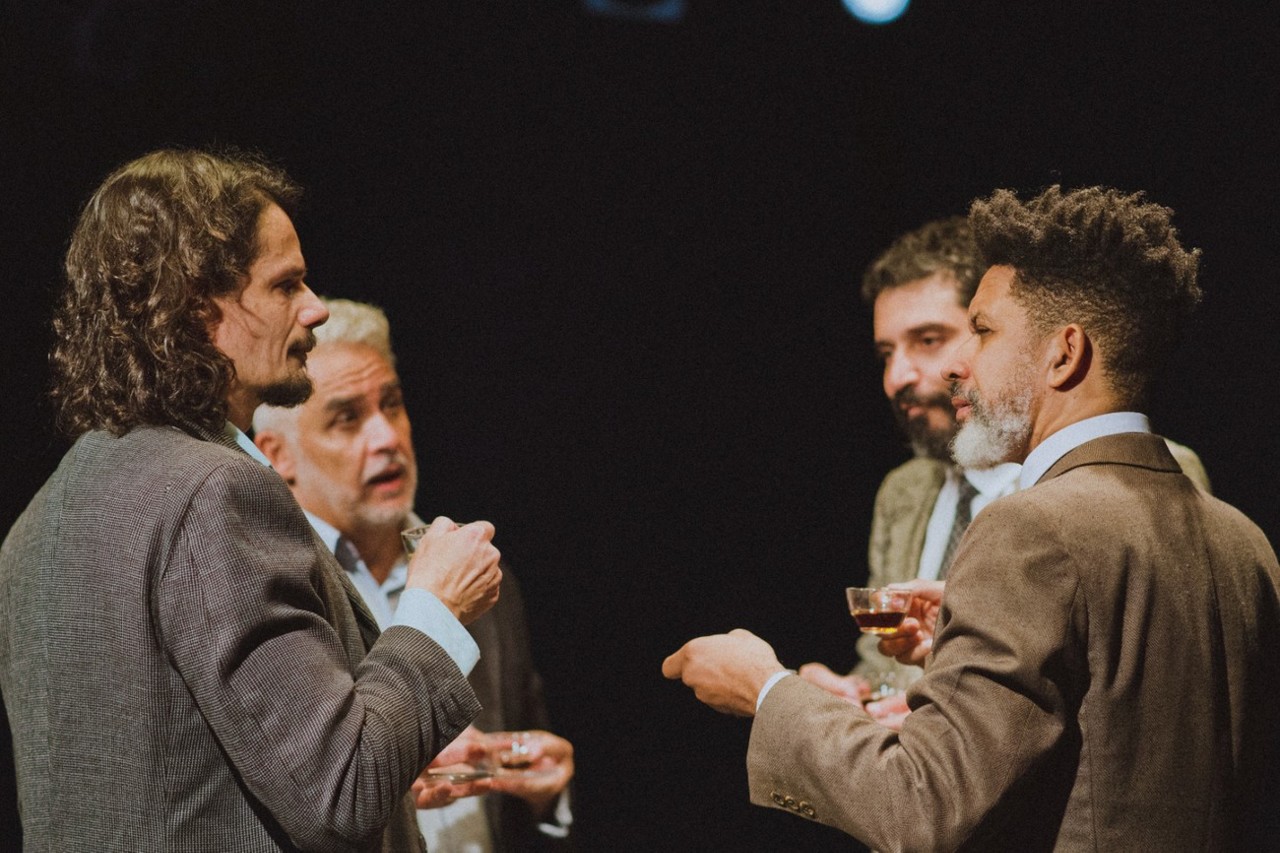 A peça conta a relação entre Raul e Saul, dois funcionários de uma repartição que desenvolvem laços afetivos em meio a um ambiente de trabalho burocrático e monótono