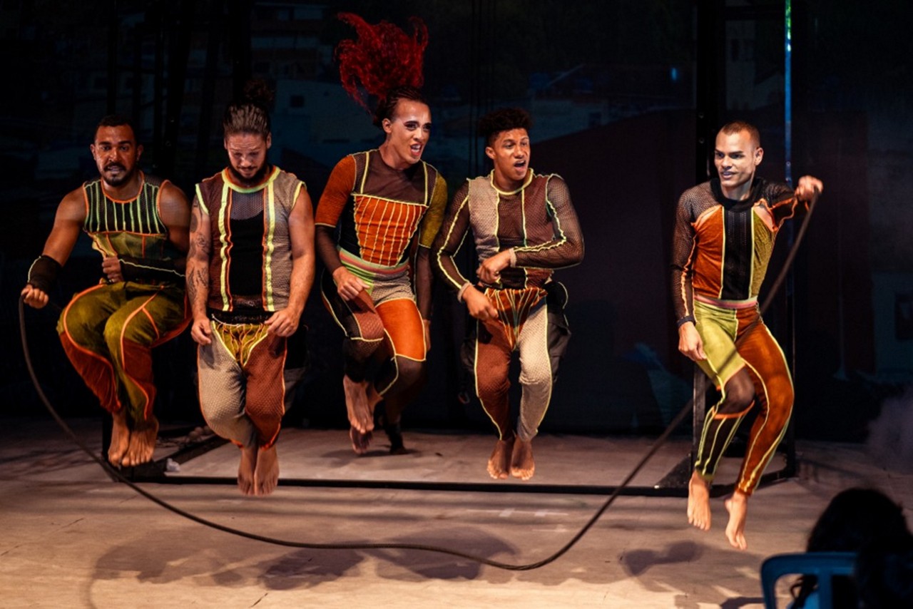 Espetáculo “Circo Science” equilibra com malabarismo, dança e palhaçaria a música do criador do Manguebeat