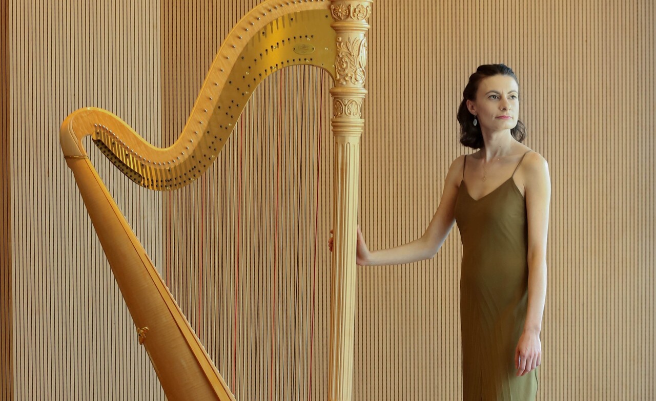 A francesa Clémence Boinot é a Harpista Principal da Orquestra Filarmônica de Minas Gerais.