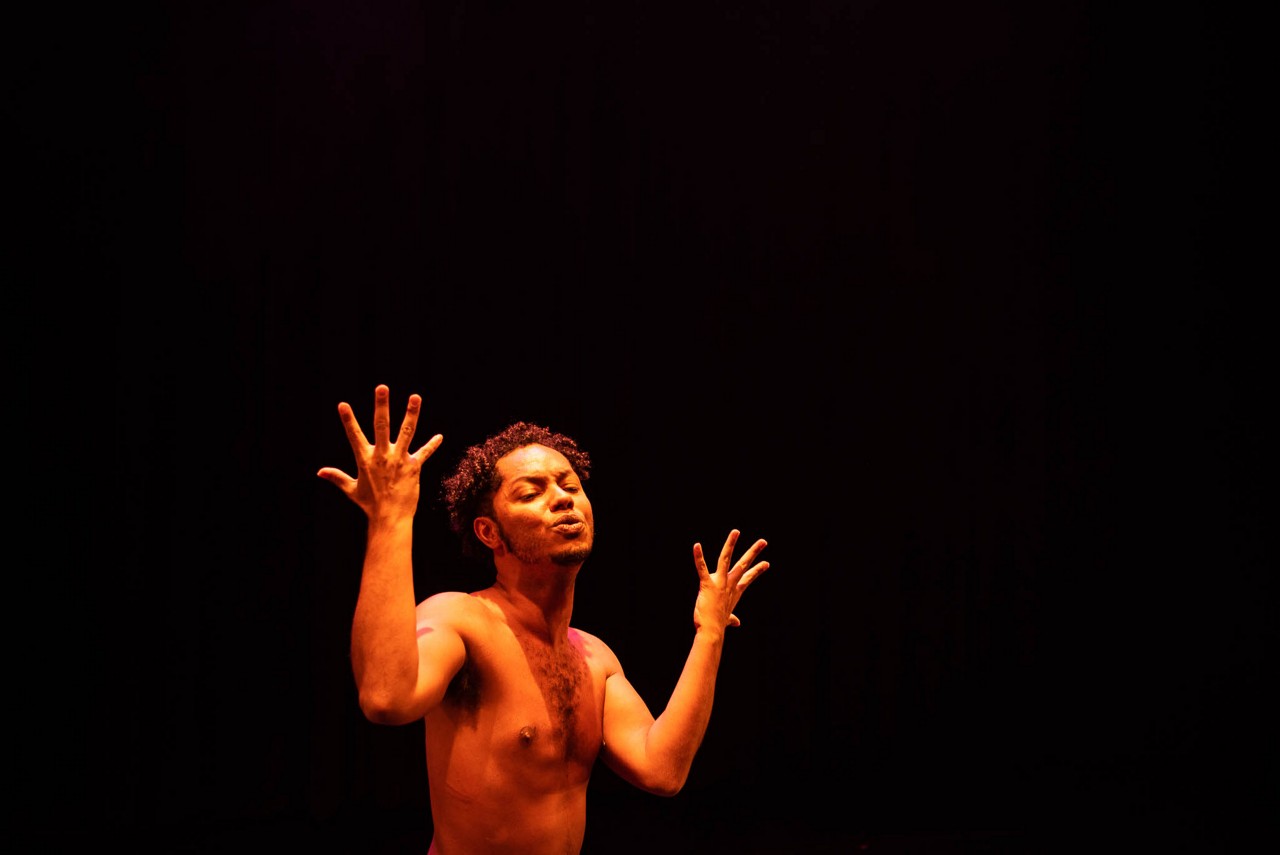 Clayton Nascimento durante apresentação do monólogo 'Macacos'