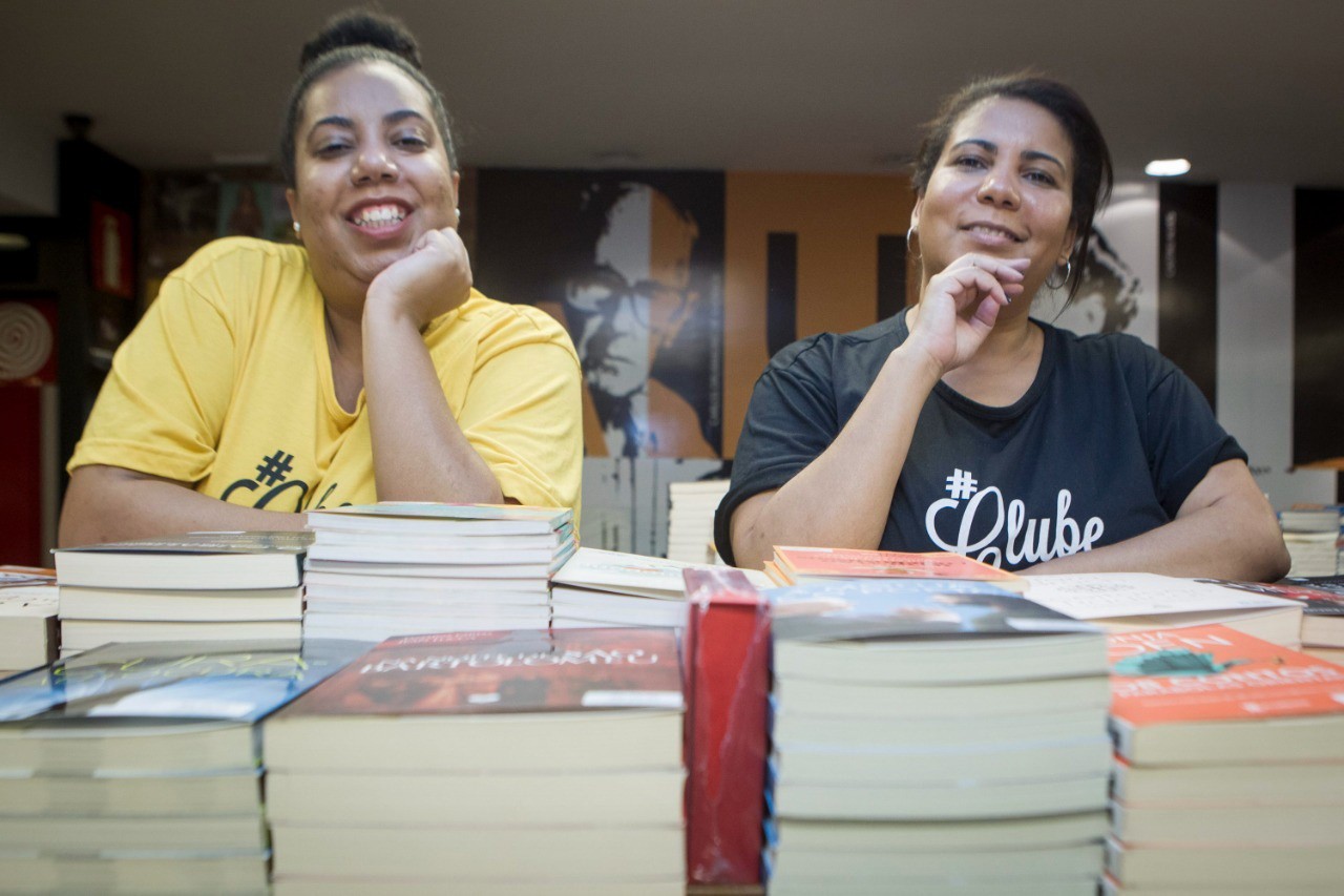 Criado pelas irmãs Letícia e Laila Pimenta, o Clube Livro BH tem como foco a periferia; em vez de um livro para analisar, o debate é sobre um tema.