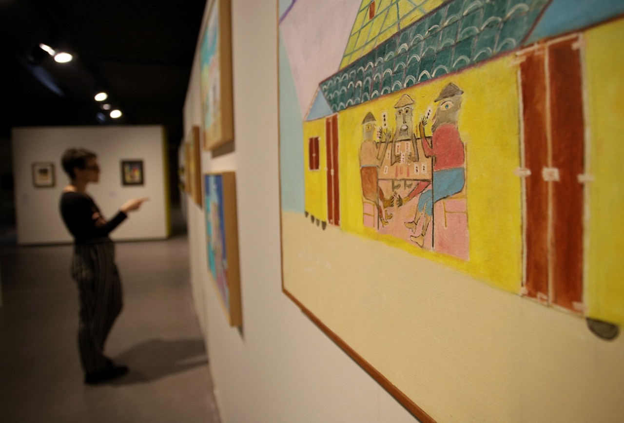 Tela de Neves Torres, com a representação de um jogo de cartas no interior de uma casa, integra mostra realizada pela Casa Fiat de Cultura e Instituto Tomie Ohtake