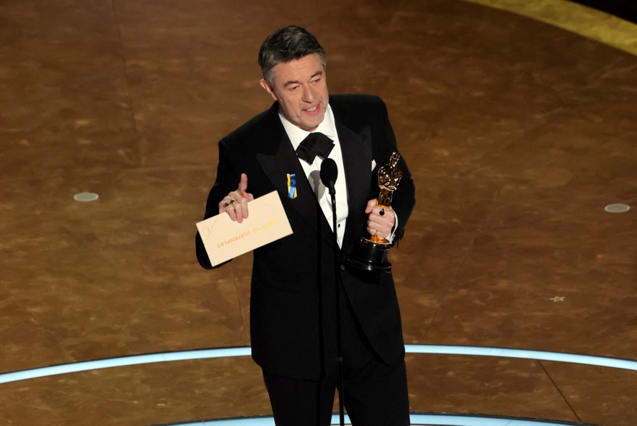 Peter Straughan conquista o prêmio de Melhor Roteiro Adaptado por 'Conclave' 