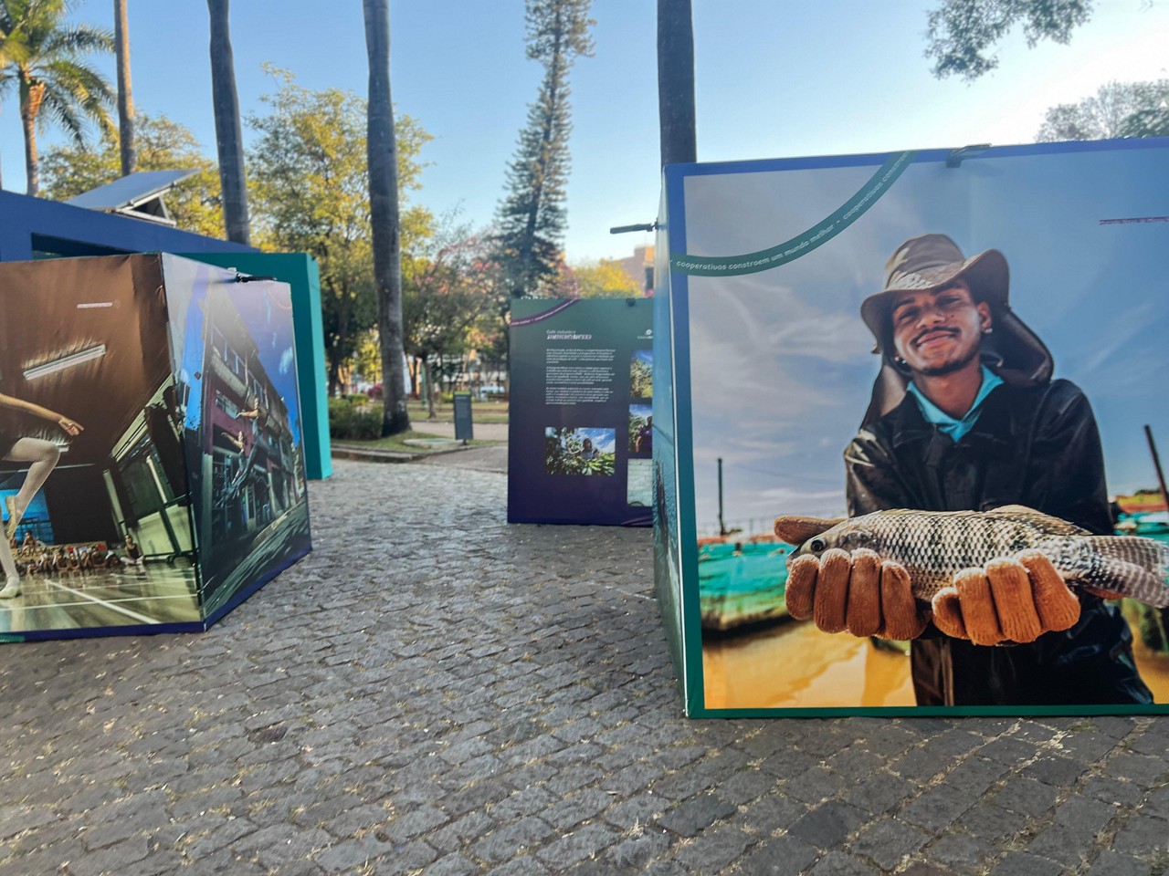 Exposição fotográfica “Cooperativas constroem um mundo melhor” em cartaz na Praça da Liberdade