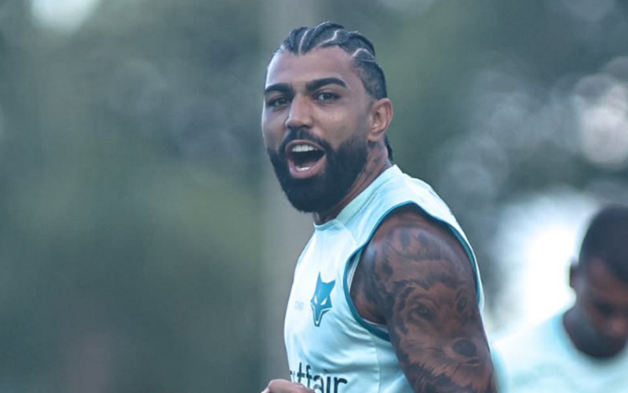 Gabigol apareceu de tranças em treino do Cruzeiro preparatório para a estreia no Brasileiro 2025
