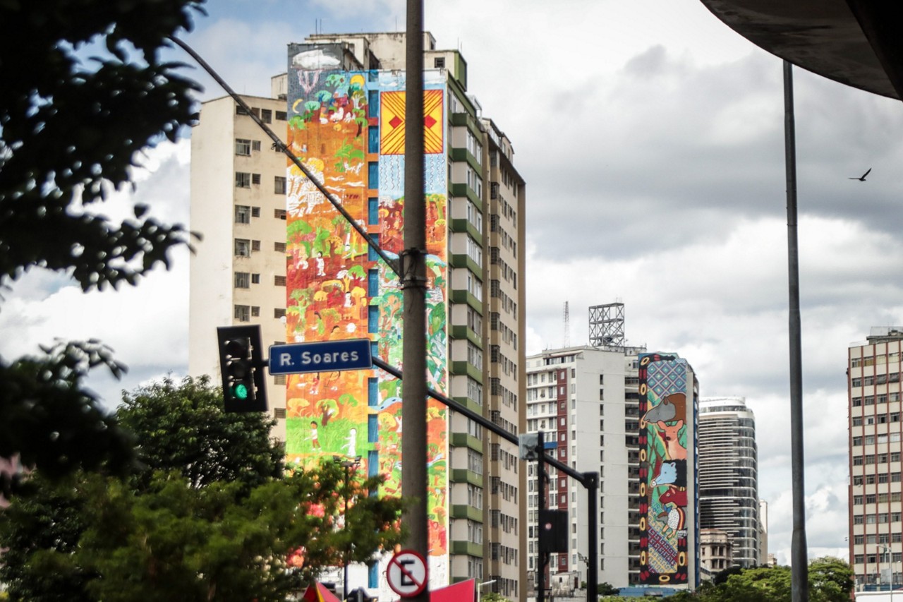 Mural de Liça Pataxoop no Edifício Leblon realizado durante o 8º CURA
