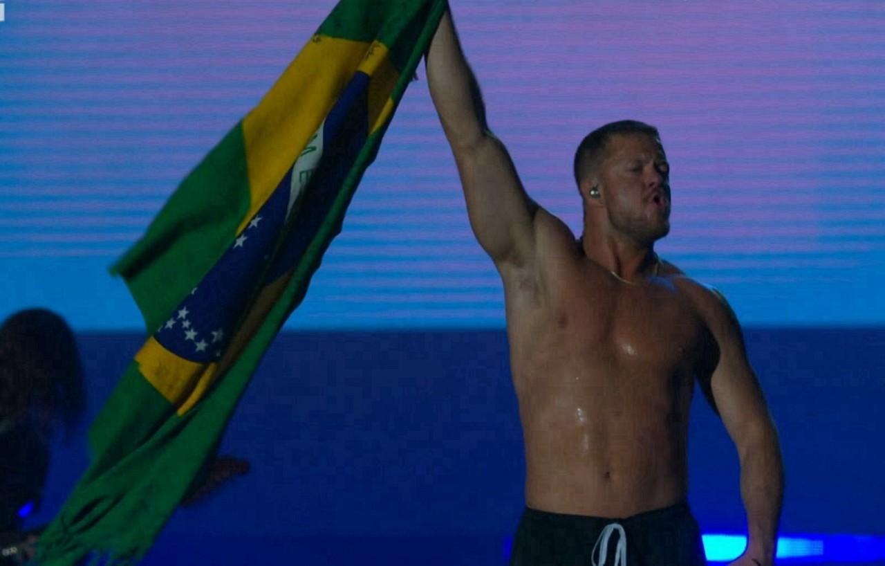 Dan Reynolds com a bandeira do Brasil durante show no Rock in Rio
