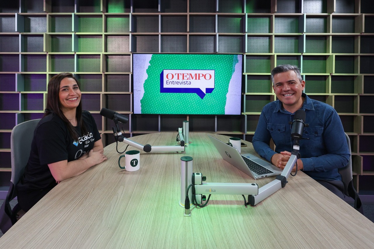 A ginasta olímpica Daniele Hypolito e o jornalista Léo Mendes, durante O TEMPO Entrevista