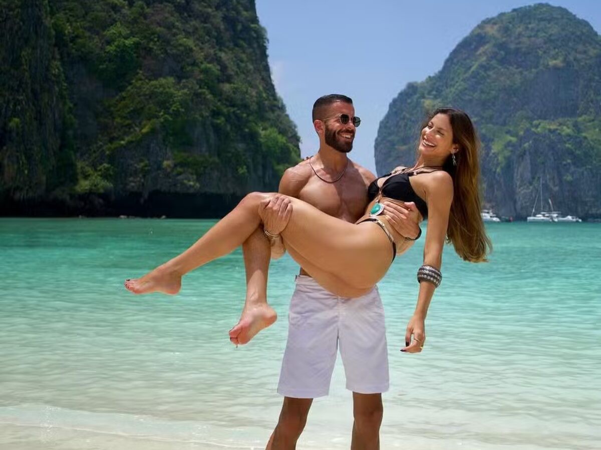 De biquíni, Mari Gonzalez curte praia paradisíaca