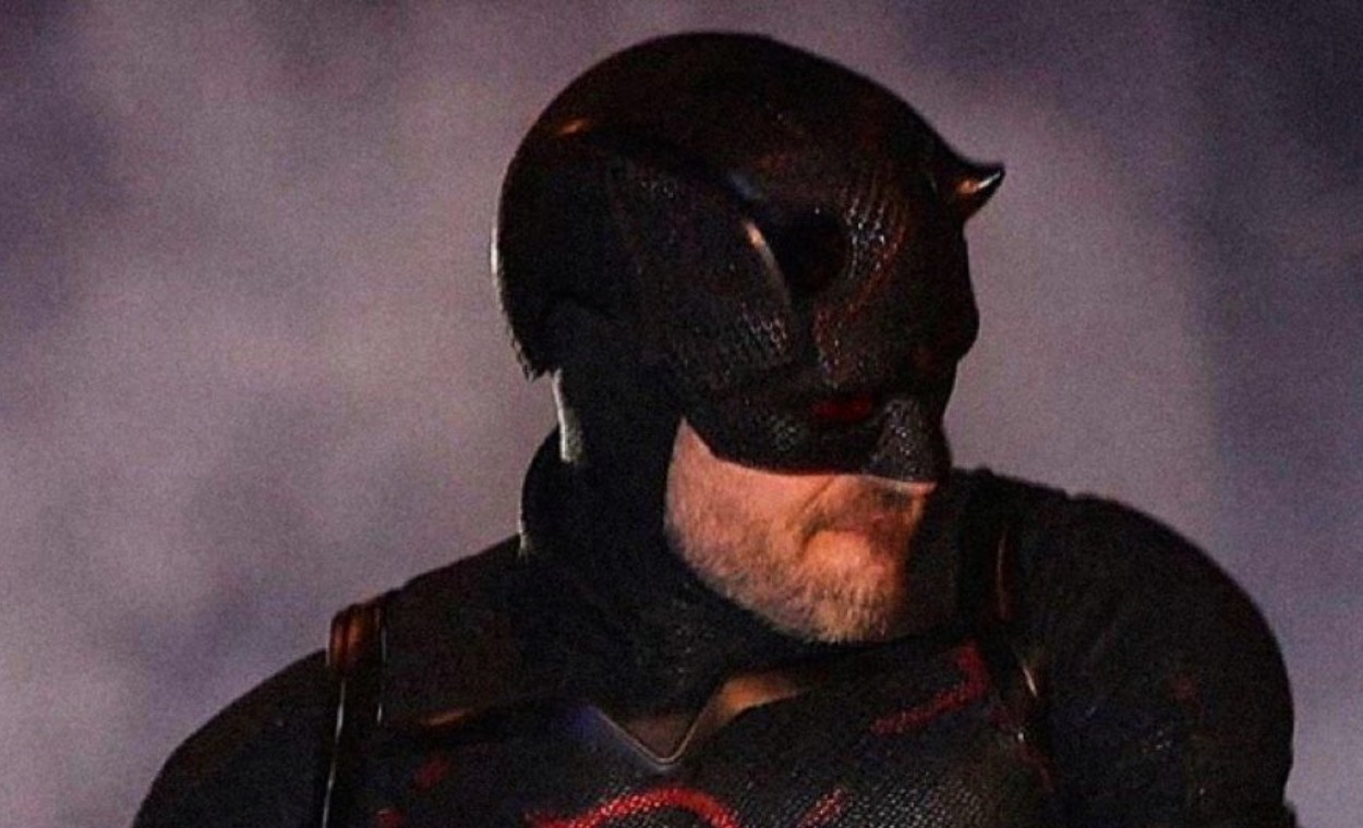 Para a 2ª temporada, existe a possibilidade de Matt Murdock usar um traje mais sombrio e obscuro, totalmente na cor preta e com o símbolo "DD" no peito