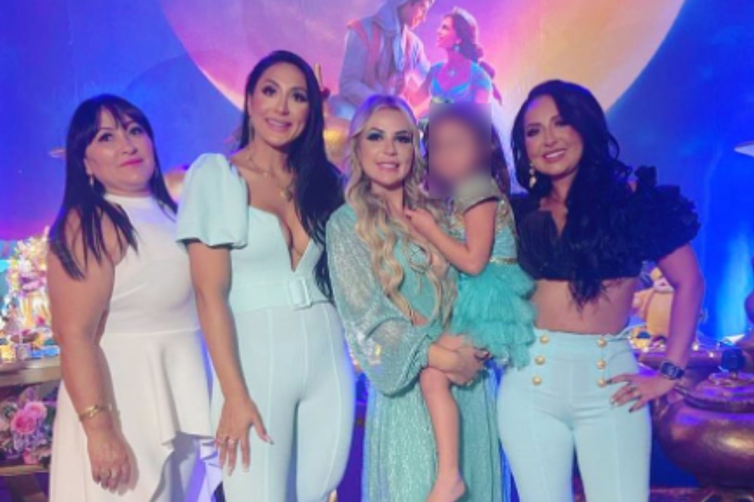 Na foto está Solange Bezerra (presa na operação),  Dayanne Bezerra (irmã de Deolane), Deolane Bezerra (presa em operação) e Daniele Bezerra (irmã que defende família no Instagram)