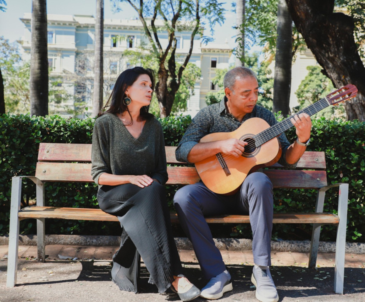  Sergio Santos e Maíra Manga oferece um passeio pela obra do próprio Sergio e suas parcerias com o poeta e compositor carioca Paulo César Pinheiro