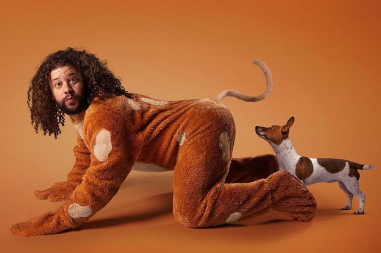 Di Souza em foto do single 'Seu cachorro tá na rua'